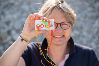 Katja hält eine selbstgebastelte Spielekonsole image