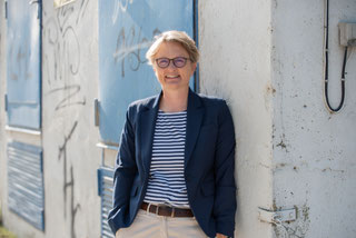 Katja steht vor einer Wand image